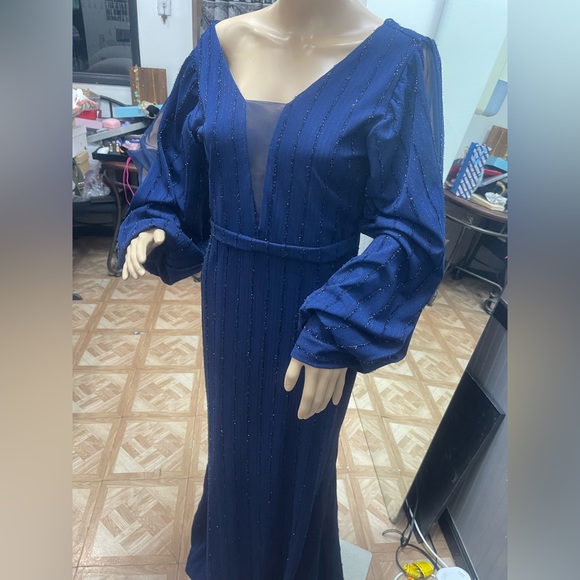 Gown - Picture 3 of 4